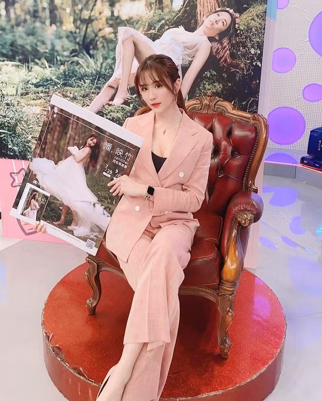 Trúc Trúc vốn có phong cách thời trang trẻ trung, khỏe khoắn, thi thoảng có pha chút bánh bèo nữ tính nhưng đa số đều rất kín đáo và trang nhã.