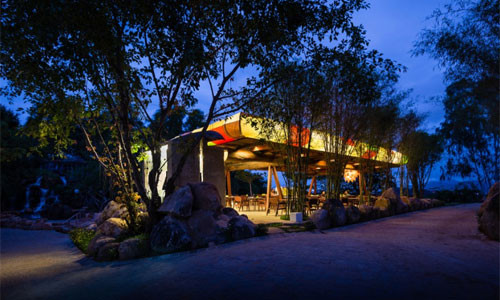 Mỗi khi đêm về, nhà hàng lại khoác lên mình vẻ lung linh, huyền ảo. Hệ thống ánh sáng hắt ra từ những chiếc đèn màu tạo không gian ấm cúng.