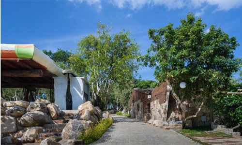 Các phiến đá trang trí được lấy từ khu vực địa phương xung quanh giúp tiết kiệm chi phí xây dựng.