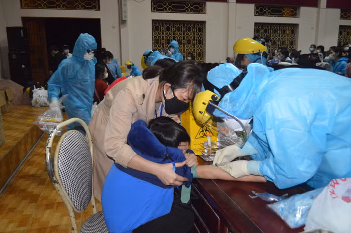 Các cán bộ ở Trung tâm Kiểm soát bệnh tật (CDC) Thái Bình lấy mẫu xét nghiệm ngay trong đêm khi tiếp nhận công dân về khu cách ly tập trung.