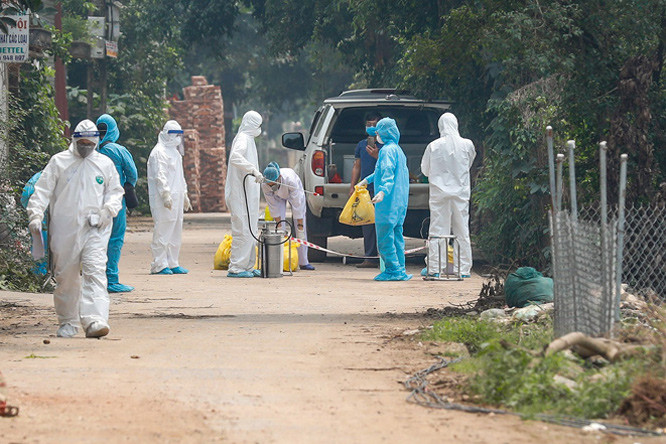 Vất vả lẫn nguy cơ nhiễm bệnh cao nhưng vì trách nhiệm với cộng đồng, những chiến sĩ CDC Hà Nội nói riêng và trên cả nước nói chung vẫn ngày đêm miệt mài “săn virus”, góp phần chống dịch COVID-19.