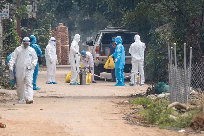 Vất vả lẫn nguy cơ nhiễm bệnh cao nhưng vì trách nhiệm với cộng đồng, những chiến sĩ CDC Hà Nội nói riêng và trên cả nước nói chung vẫn ngày đêm miệt mài “săn virus”, góp phần chống dịch COVID-19.