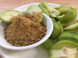 Dù Hảo Hảo có nhiều loại mì khác nhau, nhưng phải là gói gia vị trong loại mì vị tôm chua cay mới hợp để chấm hoa quả nhất.