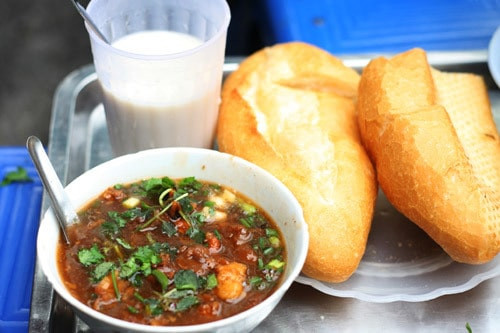 Bánh mỳ sốt vang: Khi gió lạnh về thưởng thức bát bánh mì sốt vang thì không còn gì bằng. Bánh mì nóng giòn, ngả màu vàng ruộm ăn cùng với bát sốt vang đậm đà, dậy mùi vang, lại đầy ắp những thịt. Thịt bò gân mềm vừa đủ, dai vừa độ, ăn đến đâu thấm thía đến đó.