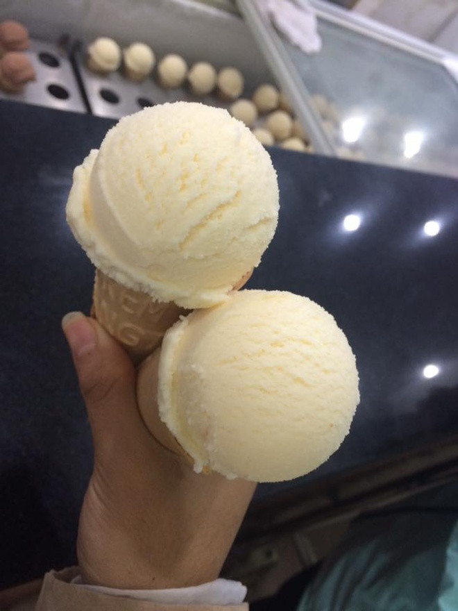 Kem Tràng Tiền: Dù thưởng thức trong mùa đông hay mùa hè, bạn sẽ phải thầm thương và ấn tượng hương vị khó quên. Khi ăn, bạn cảm nhận rõ kem tươi ngọt mát, tan ngay trong miệng còn vỏ quế thì thơm, giòn. Ảnh: Internet.