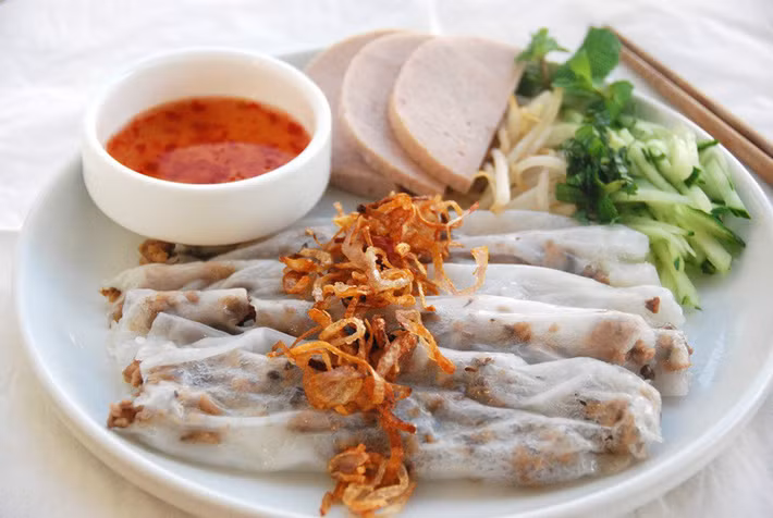 Bánh cuốn là những dải bánh được làm từ bột gạo, mỏng tang, dai mềm, nhân bánh được điểm vào một chút mộc nhĩ hoặc một số thì cho thêm cả thịt băm. Bánh cuốn thường được ăn kèm với chả mỡ, chả quế.