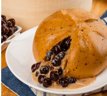 Người Đài Loan có thói quen nấu trân châu đường đen tươi tại chỗ để phục vụ kèm sữa tươi hoặc trà sữa. Họ cũng dùng chính phần trân châu đen nóng và thơm này để làm bánh bao, do đó, hương vị vô cùng hấp dẫn.