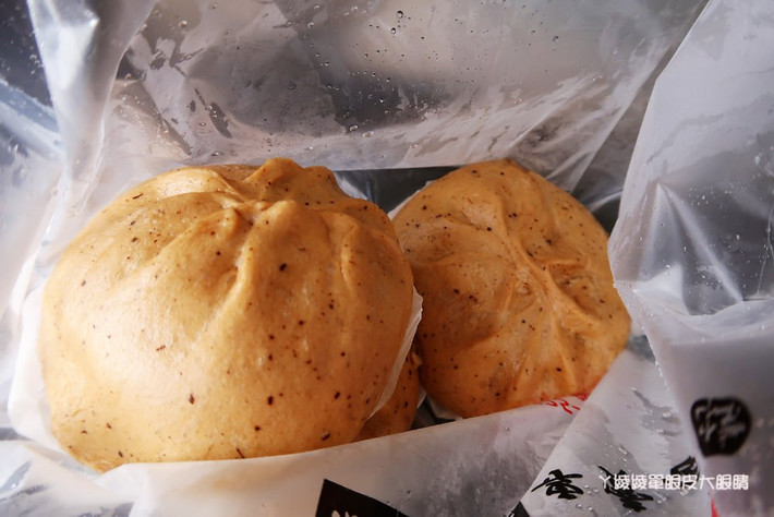 Bạn cũng có thể dùng dĩa và ăn trên đĩa cho hợp vệ sinh và dễ ăn hơn.