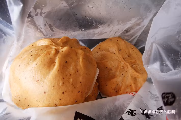 Bạn cũng có thể dùng dĩa và ăn trên đĩa cho hợp vệ sinh và dễ ăn hơn.