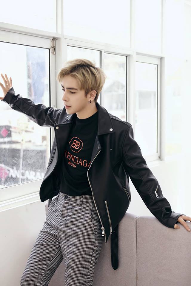 Chồng Thu Thủy đôi khi trông khá ngầu với chiếc áo khoác da.