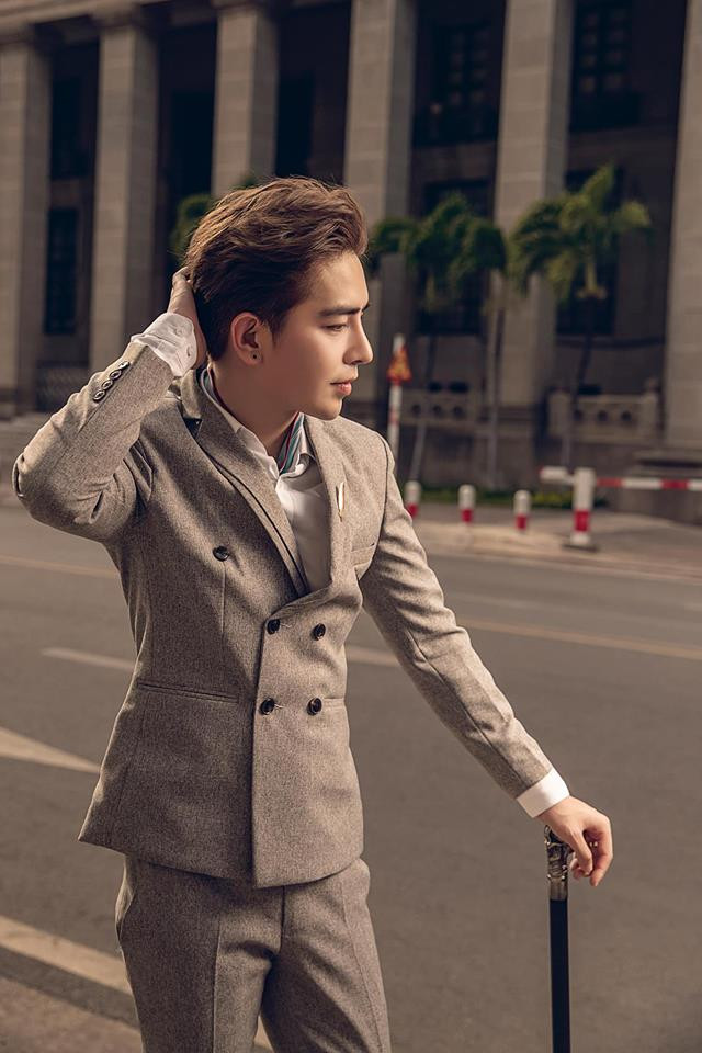 Anh chàng trông khá bảnh bao trong bộ vest sáng màu.