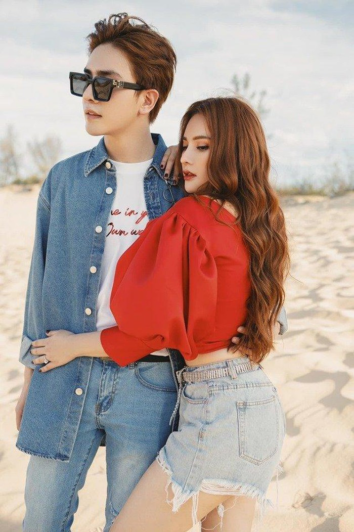 Kin Nguyễn diện cả cây đồ jean cá tính làm nền cho vợ.