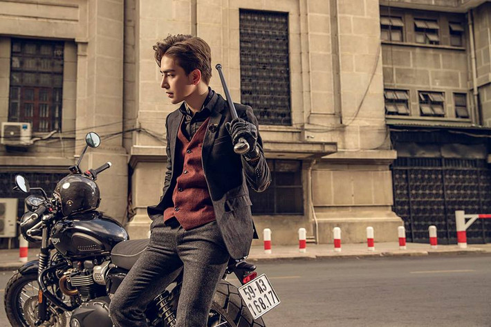 Kin Nguyễn diện bộ suit rất ngầu và nam tính.