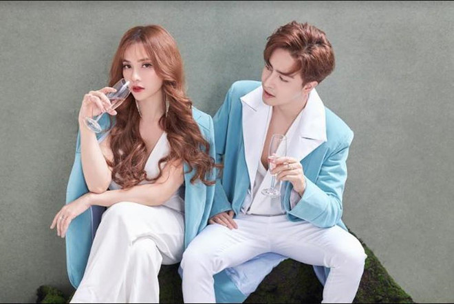 Chồng mới của Thu Thủy có nhiều trang phục đồng điệu với vợ.