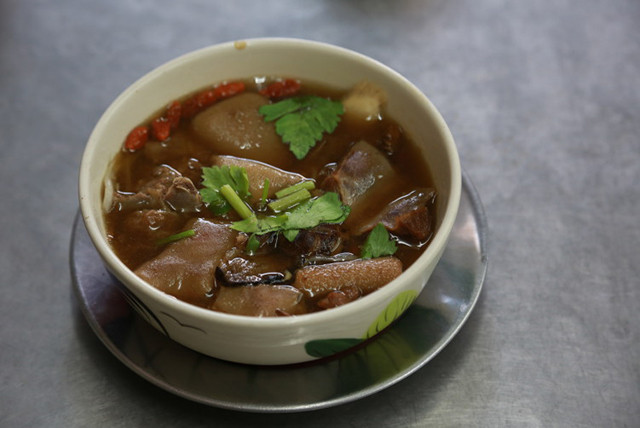 Quán ăn này mỗi ngày có hàng trăm người chờ đợi để được thưởng thức món súp bò hầm. Thế nhưng, bí mật hương vị của món ăn này khiến ai cùng rùng mình và phân vân không biết có nên ăn tiếp không.