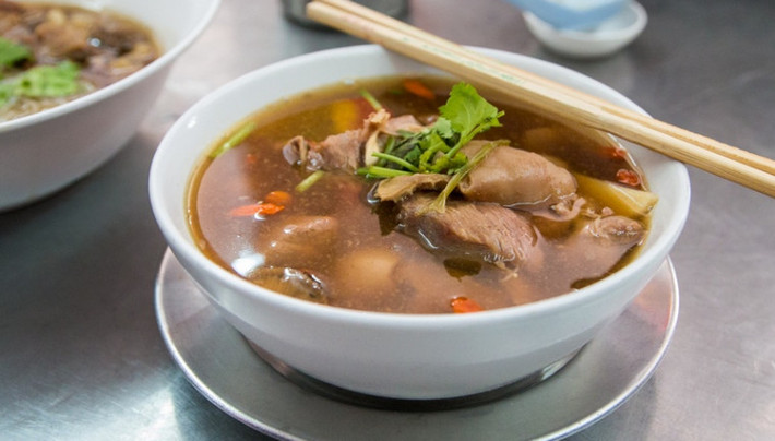 Ngoài nước dùng thì phần thịt bò sẽ được đun trong 3 - 4 giờ, sau đó cắt nhỏ ra rồi hầm thêm 3 - 4 giờ nữa. Kết quả nước dùng không chỉ được tăng thêm độ ngọt mà thịt bò cũng tăng độ mềm ngon hơn.