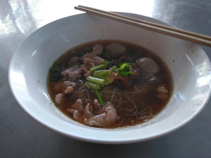 Chủ quán Wattana Panich cho biết, họ làm mát nước dùng còn sót lại mỗi đêm và bảo quản trong tủ lạnh để tránh làm hỏng. Nó được sử dụng làm cơ sở cho món hầm ngày hôm sau.