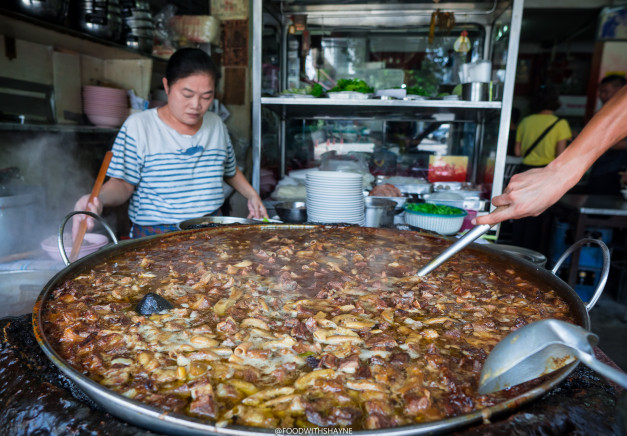 Mỗi ngày, quán Wattana Panich sử dụng đến 25kg xương và thịt bò để hầm nước dùng cho ngọt. Ngoài ra, họ còn dùng 5 loại thảo dược Trung Hoa như là một bí quyết gia truyền của dòng họ để làm cho món nước dùng này có vị độc đáo hơn.