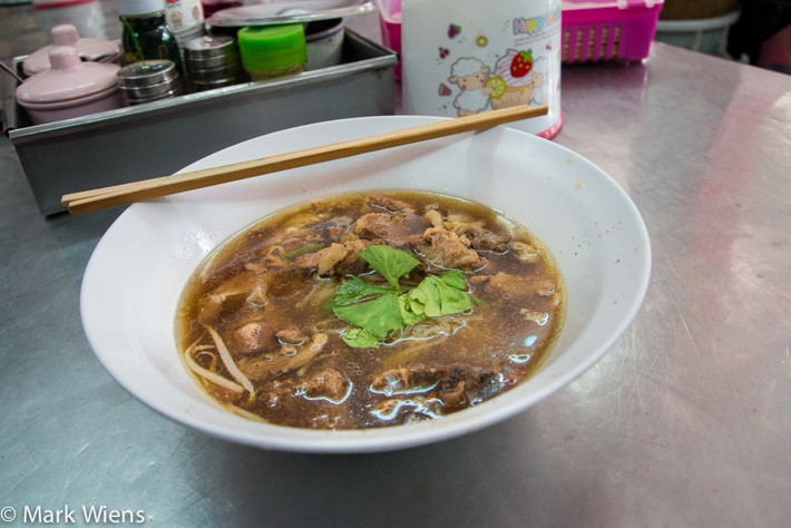 40 năm không phải là khoảng thời gian ngắn, thế nhưng theo cảm nhận của các khách hàng lâu năm ở đây thì hương vị nước dùng của Wattana Panich vẫn giữ nguyên vẹn như ngày đầu tiên mở quán.