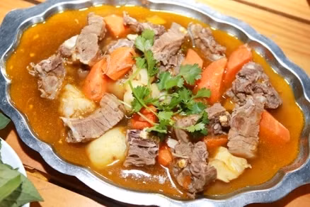 Chế biến: Lấy thịt dê 500g, cà rốt 250g, gừng tươi 3 lát, rượu 2 thìa canh, vỏ quýt 1 lát, dầu ăn vừa đủ, muối và nước tương một ít. Cà rốt rửa sạch, xắt lát vừa, thịt dê rửa sạch, xắt lát vừa ăn. Đun chảo dầu nóng, cho thịt dê cùng gừng tươi vào chảo, xào khoảng 5 phút, thêm rượu, nước tương, muối và một ít nước lạnh, nấu khoảng chừng 15 phút.