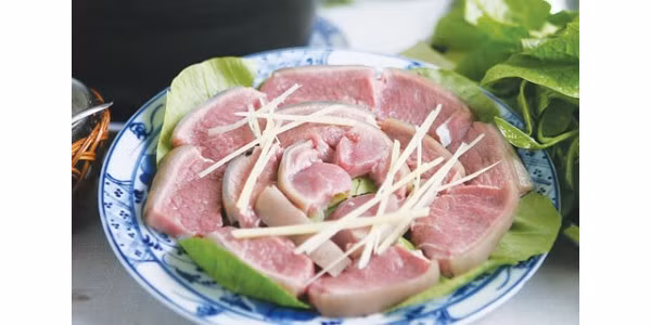 Thịt dê 250g, củ cải trắng 500g, nước tương 50ml, dầu ăn 50ml, đại hồi 2 cái, đường trắng, hành, gừng, rượu, muối, bột ngọt, lượng thích hợp. Rửa sạch thịt dê, cắt thành khối vuông 5cm, luộc qua với nước nóng, để ráo nước. Củ cải gọt vỏ, rửa sạch, cắt thành khối vuông 5cm, chần qua với nước sôi, để ráo nước.