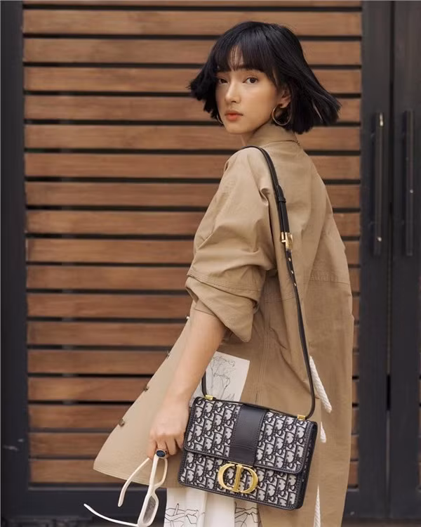 Ngoài kiểu tóc mới, mỹ nhân sinh năm 1997 còn ghi điểm bởi phong cách thời trang rất riêng biệt.