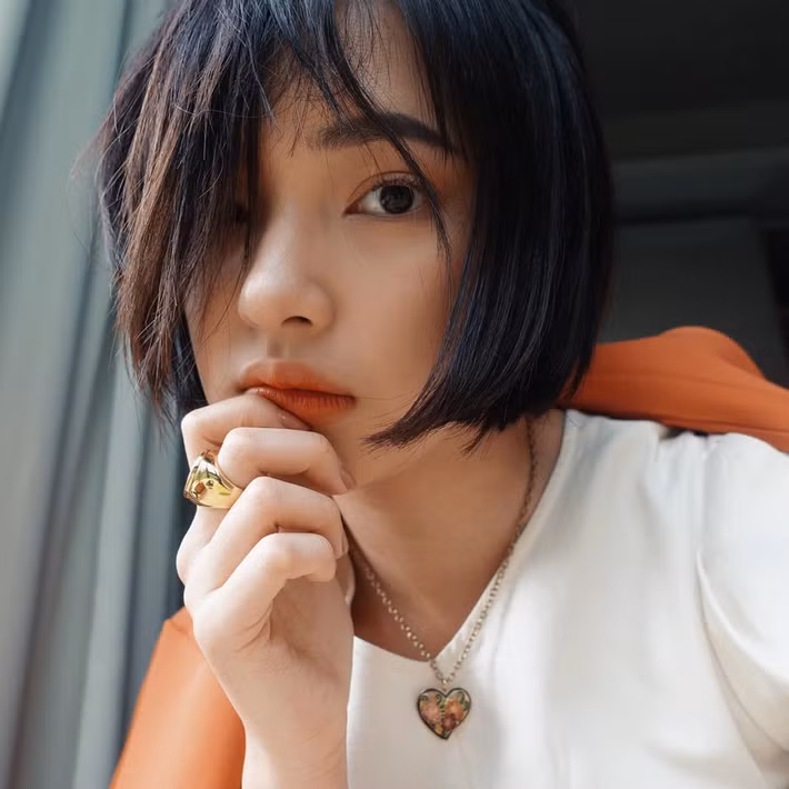 Theo chia sẻ của chính chủ, bức ảnh chân dung cô khoe kiểu tóc mới đã lập kỷ lục số lượt thích cao nhất trong số các bức ảnh mà cô đã đăng tải lên mạng xã hội từ đầu năm tới giờ.