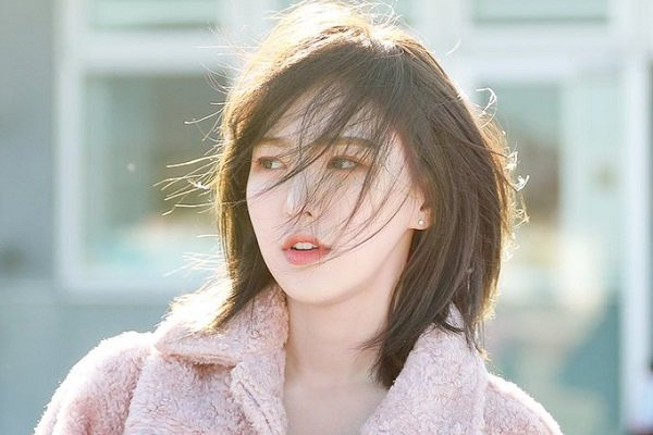 Trước đó, kiểu tóc tỉa layer rối từng được loạt sao Hàn như Suzy, Sulli yêu thích. Kiểu tóc này tạo thành một trào lưu hot đối với giới trẻ và được nhiều người ưa thích.
