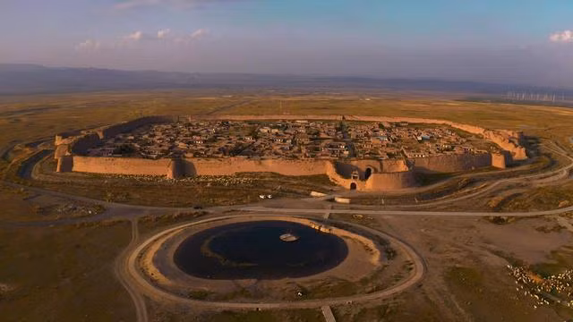 Công trình quân sự này gồm 12 bệ pháo và 4 tháp cổng dọc theo các bức tường của pháo đài.