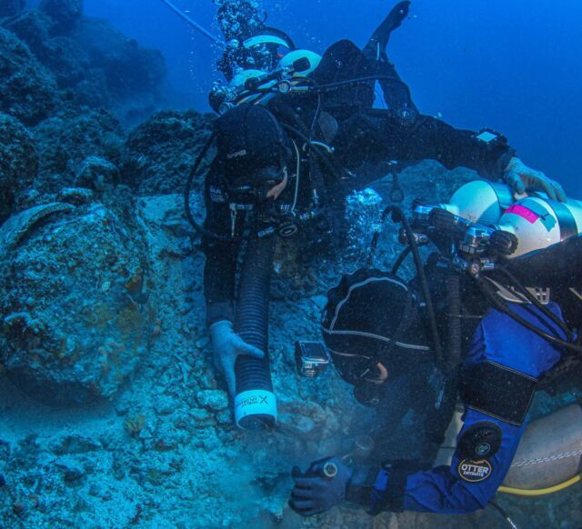 "Nó là một tác phẩm làm bằng đá cẩm thạch tuyệt đẹp. Chiếc đầu của bức tượng lớn gấp 2 lần so với người thường, có bộ râu rậm, tóc ngắn và khuôn mặt được chạm khắc chi tiết. Đây không nghi ngờ gì chính là đầu của bức tượng Hercules", giáo sư Lorenz Baumer, nhà khảo cổ học đứng đầu dự án tìm kiếm cổ vật từ con tàu đắm của Đại học Geneva cho hay.