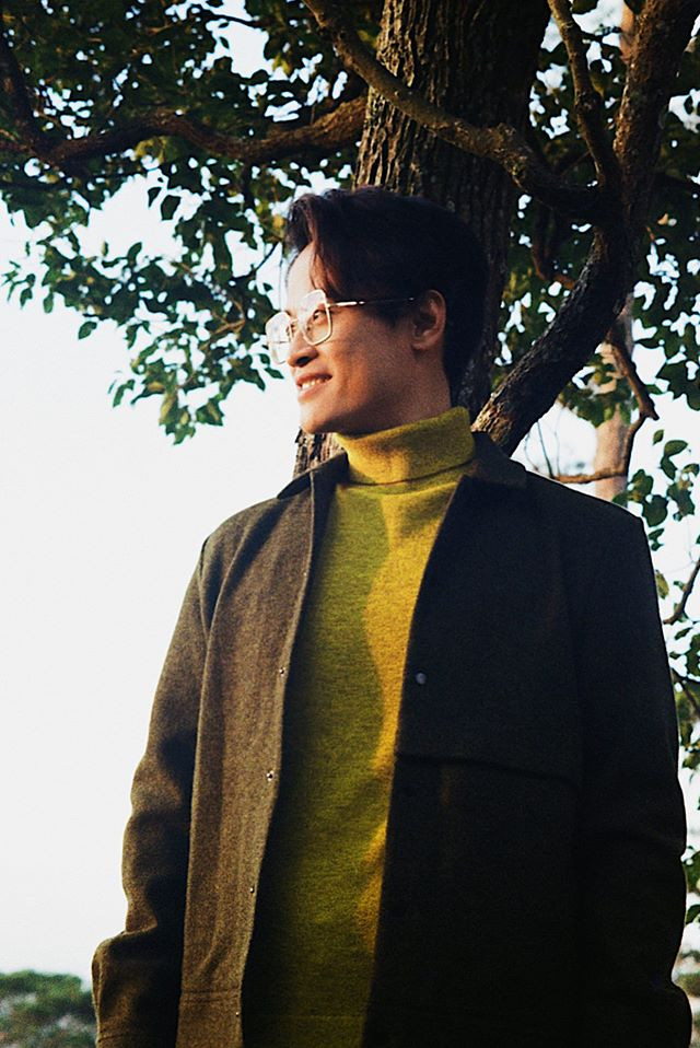 Áo cổ lọ kết hợp với cardigan hay blazer dáng dài là công thức phối đồ quen thuộc của nam ca sĩ sinh năm 1984.