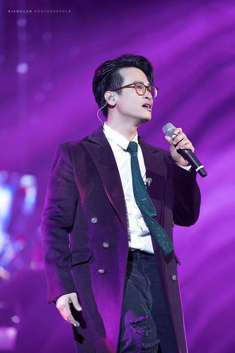 Không chạy thua theo thời trang hàng hiệu, Hà Anh Tuấn qua nhiều năm vẫn trung thành với những item thời trang đơn giản nhưng cộp mác hình ảnh của mình.