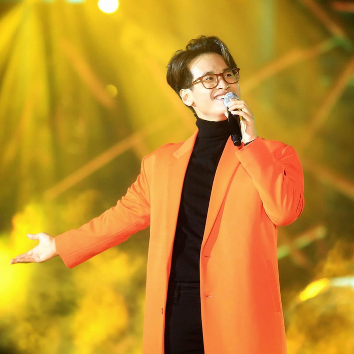 Đôi khi, Hà Anh Tuấn cũng thử sức với những chiếc áo khoác màu mè, tạo cảm giác mới mẻ, trẻ trung. Ảnh: FB.