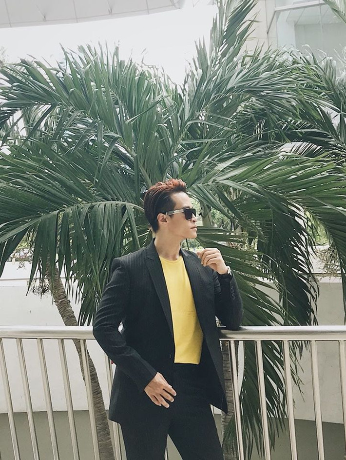 Anh luôn chọn những bộ trang phục phù hợp độ tuổi nhưng vẫn mang đến nét trẻ trung, nam tính.
