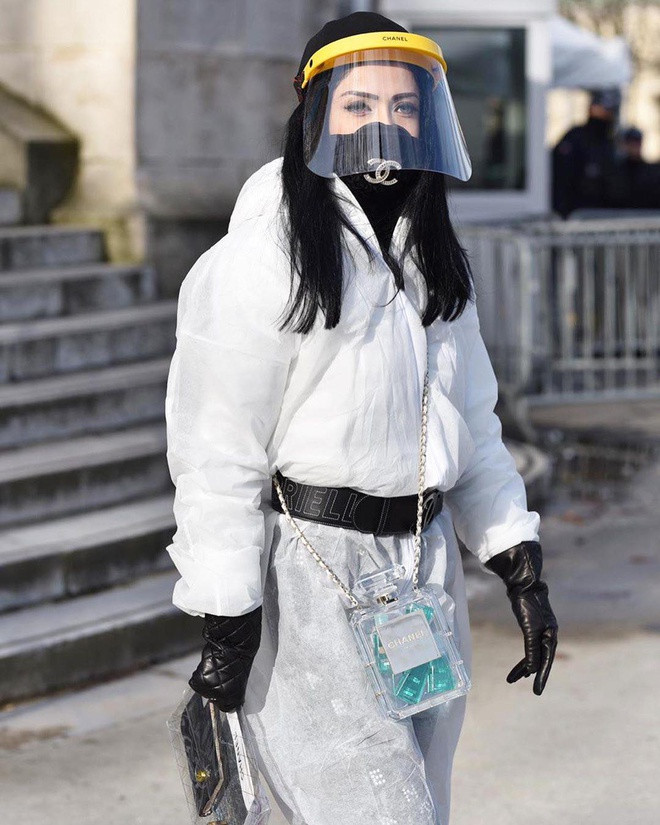 Không chỉ đeo khẩu trang đắt giá của Chanel và mũ bảo hộ, nữ doanh nhân người Ukraine nổi bật với bộ đồ được lấy cảm hứng từ trang phục bảo hộ của các y bác sĩ. Ảnh: Internet. 
