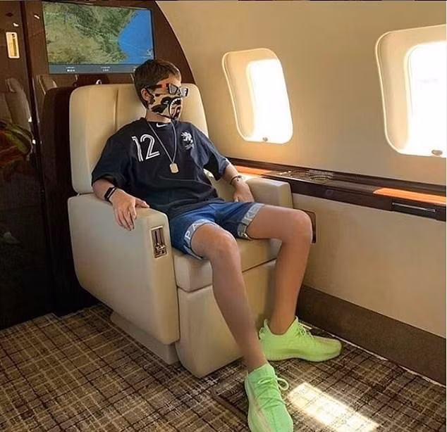 Người mẫu Nga Mark Berman cũng có cho mình chiếc khẩu trang Louis Vuitton trị giá khoảng 350 USD (hơn 8 triệu).