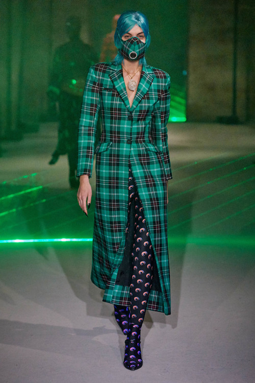 Chiếc khẩu trang đắt đỏ của Marine Serre được mix-match đồng điệu với sắc màu và họa tiết trang phục.