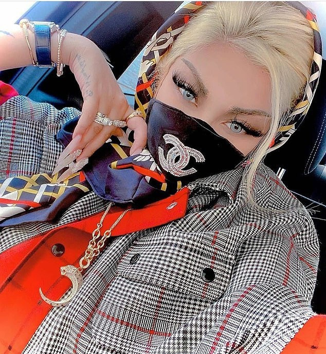 Nhà thiết kế ở Iran Negar Rokni khiến nhiều người trầm trồ vì “chơi trội” dùng mẫu khẩu trang đính logo Chanel trị giá gần 400 USD.