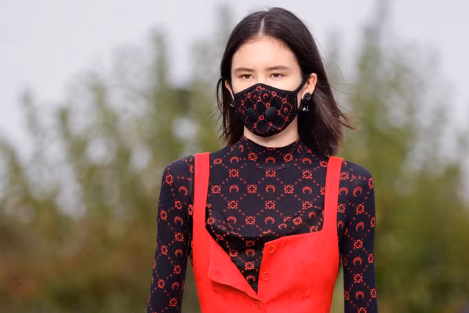 Tại các tuần lễ thời trang tổ chức giữa dịch Covid-19, hãng Marine Serre cũng giới thiệu nhiều mẫu khẩu trang hàng hiệu cá tính được nhiều tín đồ thời trang ưa chuộng.