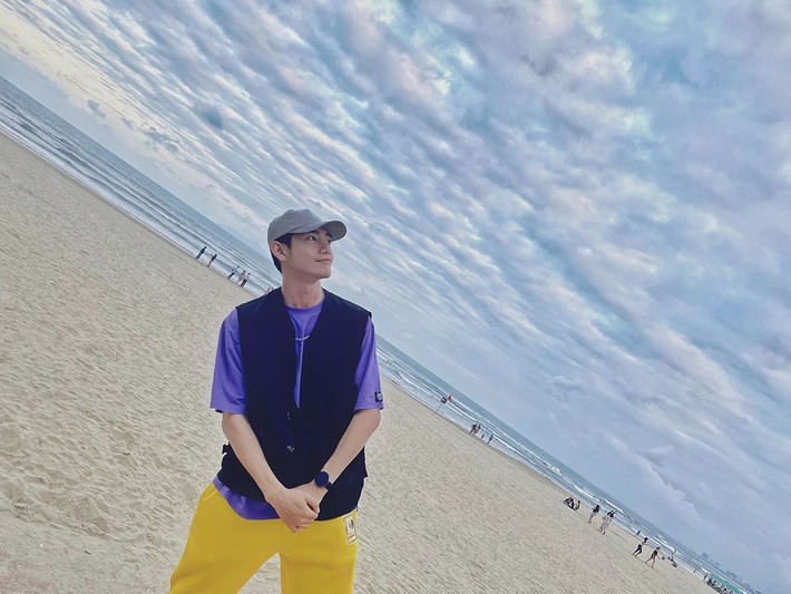 Quang Đăng trông cực kỳ cá tính với áo phông tím phối áo ghi lê đen và quần vàng chói lóa. Ảnh: FBNV.