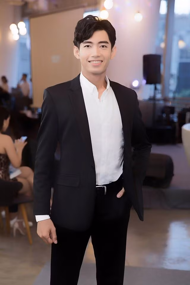 "Cha đẻ" Vũ điệu rửa tay ghi điểm với bộ vest cực kỳ thời trang.