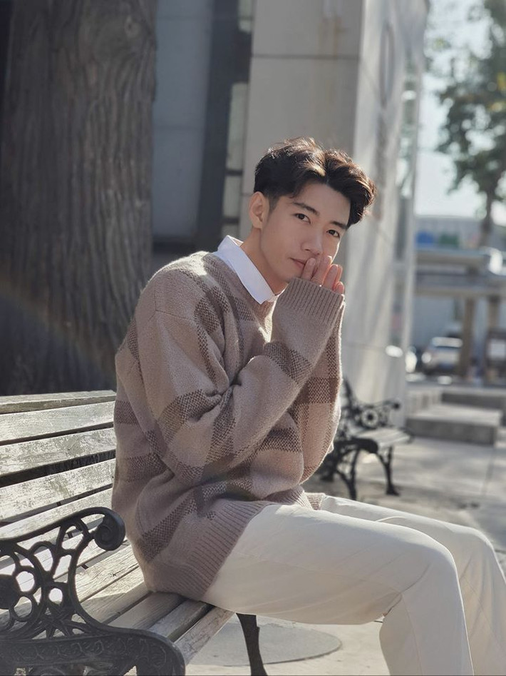 Đôi khi, anh chàng lại ăn mặc thư sinh trông như các nam thần tượng Hàn Quốc.