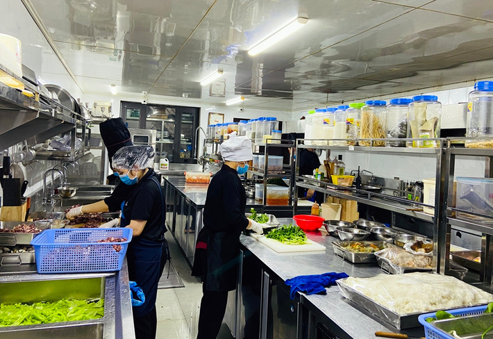 Công tác dọn dẹp phòng được thực hiện theo đúng hướng dẫn của Sở Y tế. Trong ảnh là nhà bếp nấu các bữa ăn ngon miệng cho người cách ly.