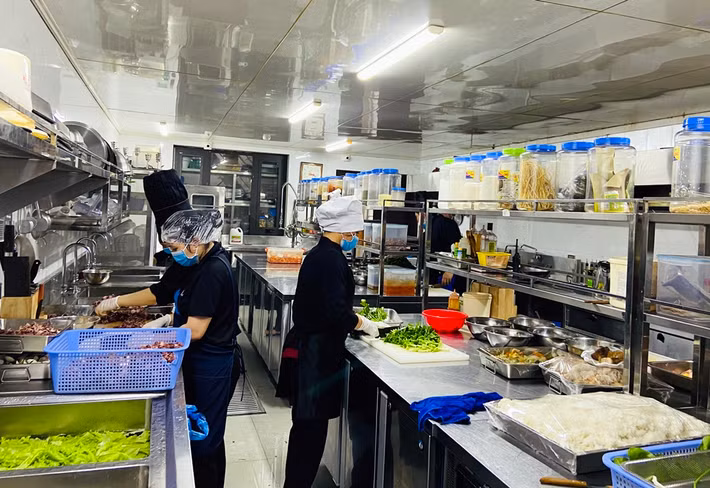 Công tác dọn dẹp phòng được thực hiện theo đúng hướng dẫn của Sở Y tế. Trong ảnh là nhà bếp nấu các bữa ăn ngon miệng cho người cách ly.
