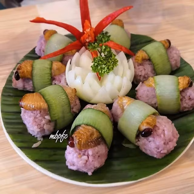Phần cơm màu tím trong sushi được thay thế bằng các loại gạo dẻo của Malaysia. Thay vì chấm cùng xì dầu hay mù tạt, món ăn dùng kèm với loại nước tương đặc biệt ở nhà hàng.