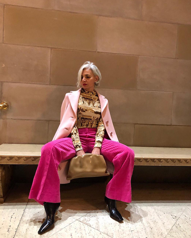 Dù không làm việc trong lĩnh vực thời trang, nhưng gu thời trang sành điệu của người mẫu 54 tuổi luôn được đánh giá cao về tính thẩm mỹ trên từng bộ trang phục.