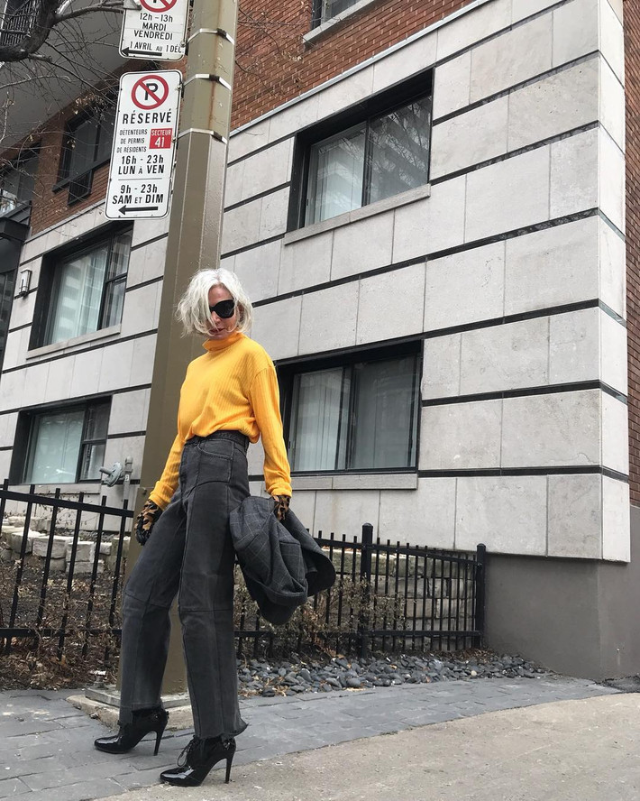 Quý bà U60 luôn thể hiện vẻ trẻ trung, thông qua cách kết hợp bất quy tắc giữa trang phục và phụ kiện.