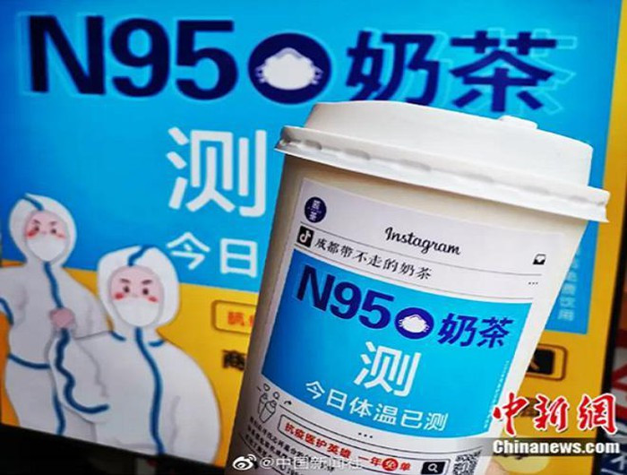 Chủ cửa tiệm đã trải qua 4 lần cải tiến mới có thể tạo ra trà sữa "Khẩu trang N95" có mùi vị vô cùng mới lạ.