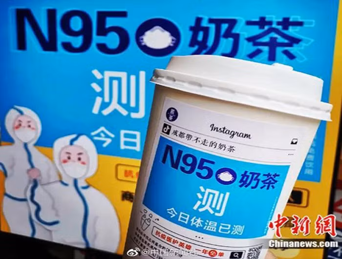 Chủ cửa tiệm đã trải qua 4 lần cải tiến mới có thể tạo ra trà sữa "Khẩu trang N95" có mùi vị vô cùng mới lạ.