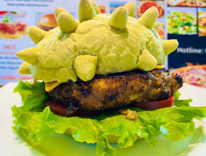 Anh Hoàng Tùng - chủ 1 cửa hàng pizza ở Hà Nội đã sáng tạo ra những chiếc bánh hamburger mang hình virus corona.
